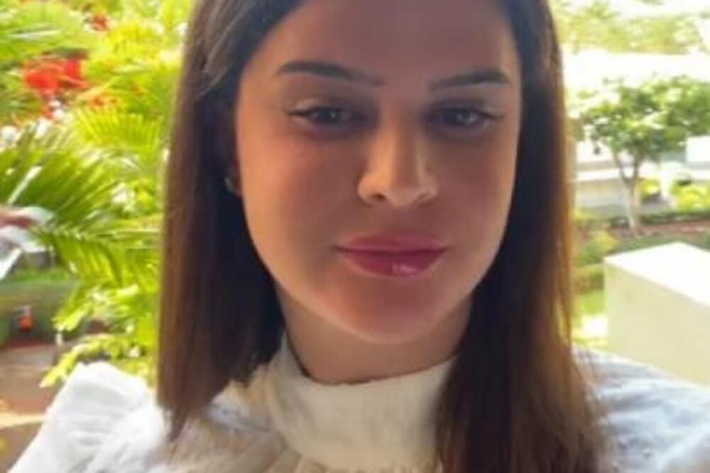 KADA POGLEDAJU DEVOJKU SA SLIKE, SVI POČNU DA VRIŠTE I BEŽE: Ovaj DEO TELA ima NAJVEĆI od svih, PLAĆAJU da ga VIDE