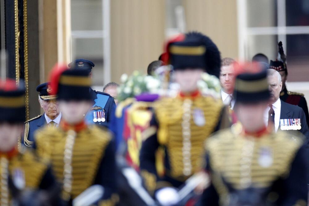 "SELA SAM MU U KRILO, A ON JE STAVIO RUKU NA MOJU...": Elita razbijena na DELIĆE, isplivale i NJEGOVE prljave TAJNE