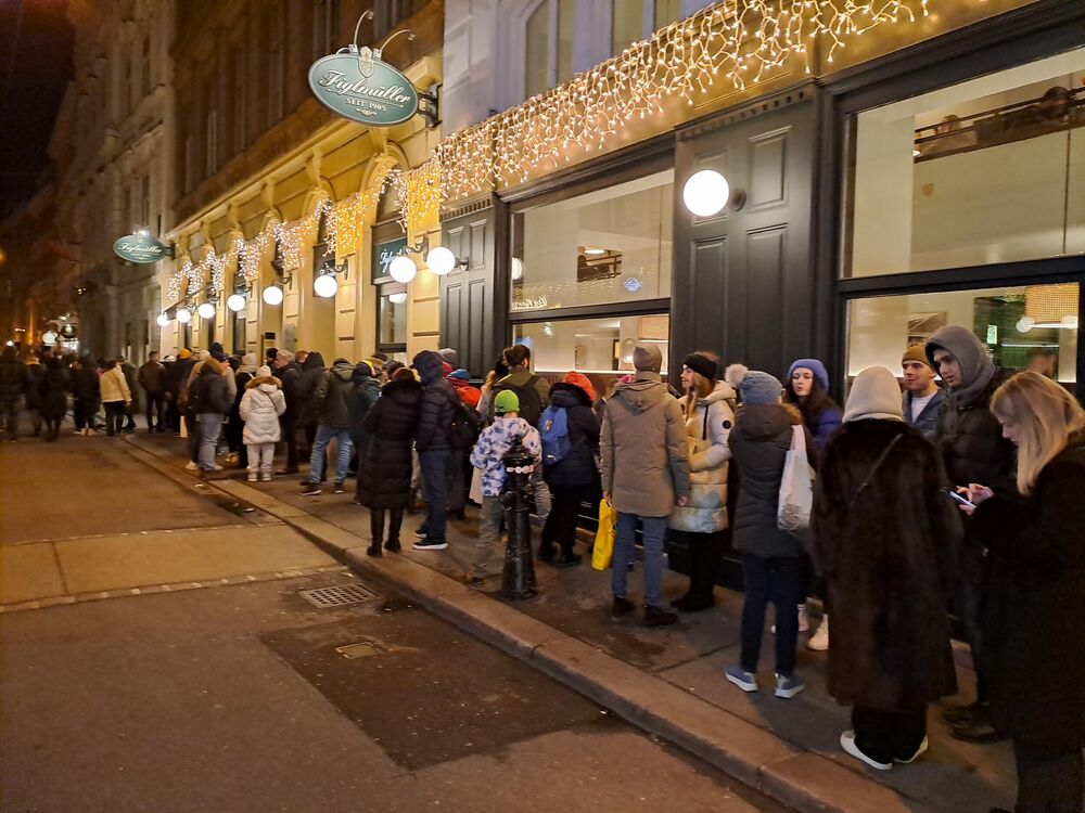 Ljudi čekaju na red da uđu u jedan od restorana