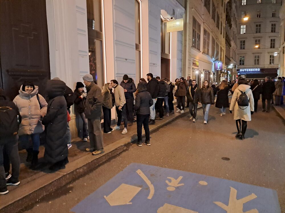 Veliki redovi ispred restorana