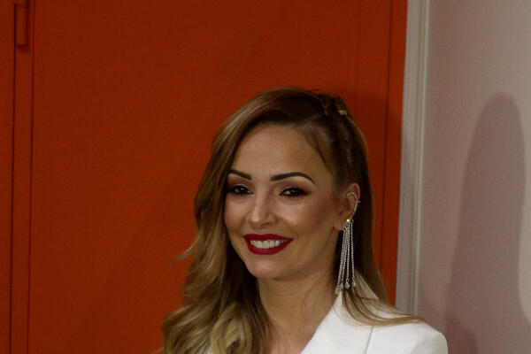 PRAZNIKE PROVODI SA NAJMILIJIMA, ALI JOJ OVAJ ČOVEK NEDOSTAJE: Pevačica za ESPRESO otkrila detalje iz LIČNOG ŽIVOTA