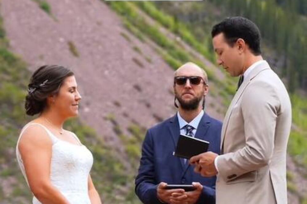 USRED VENČANJa NAIŠAO NEZVANI GOST I NAPRAVIO HAOS: Matičar ostao ukopan u mestu kad je video o kome se rad (VIDEO)