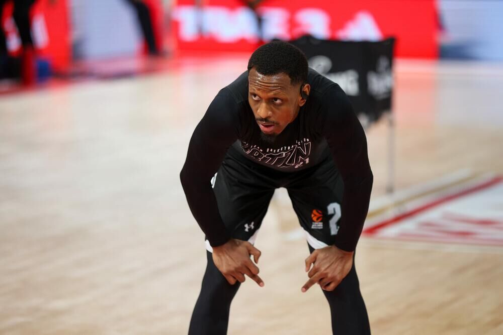 Džejms Naneli pokazuje srednji prst