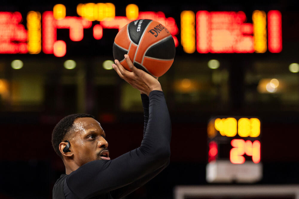 KOŠARKAŠ PARTIZANA POKAZAO SREDNJI PRST DELIJAMA: Samo što je kročio na teren, usledila je "PALJBA"! (FOTO)