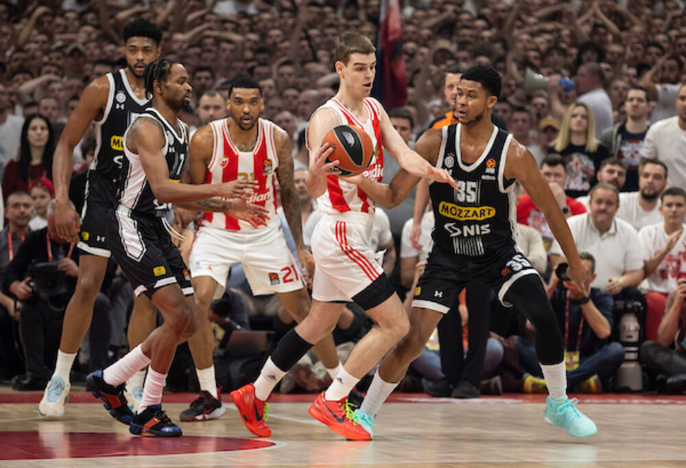 Nikola Topić u duelu sa Pi Džejom Doužerom na prethodnom večitom derbiju u Evroligi