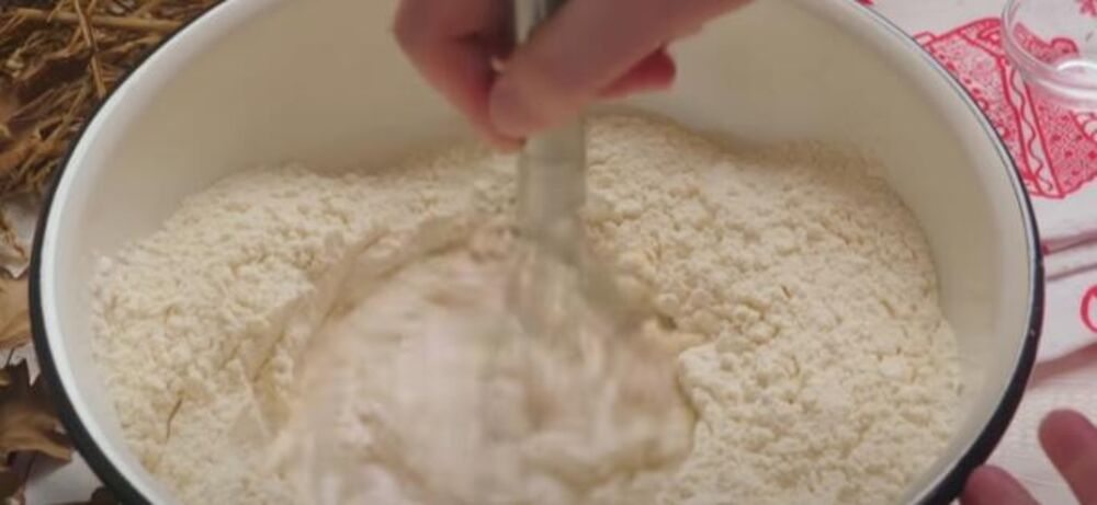 Pravljenje testa za pogaču za Badnje veče