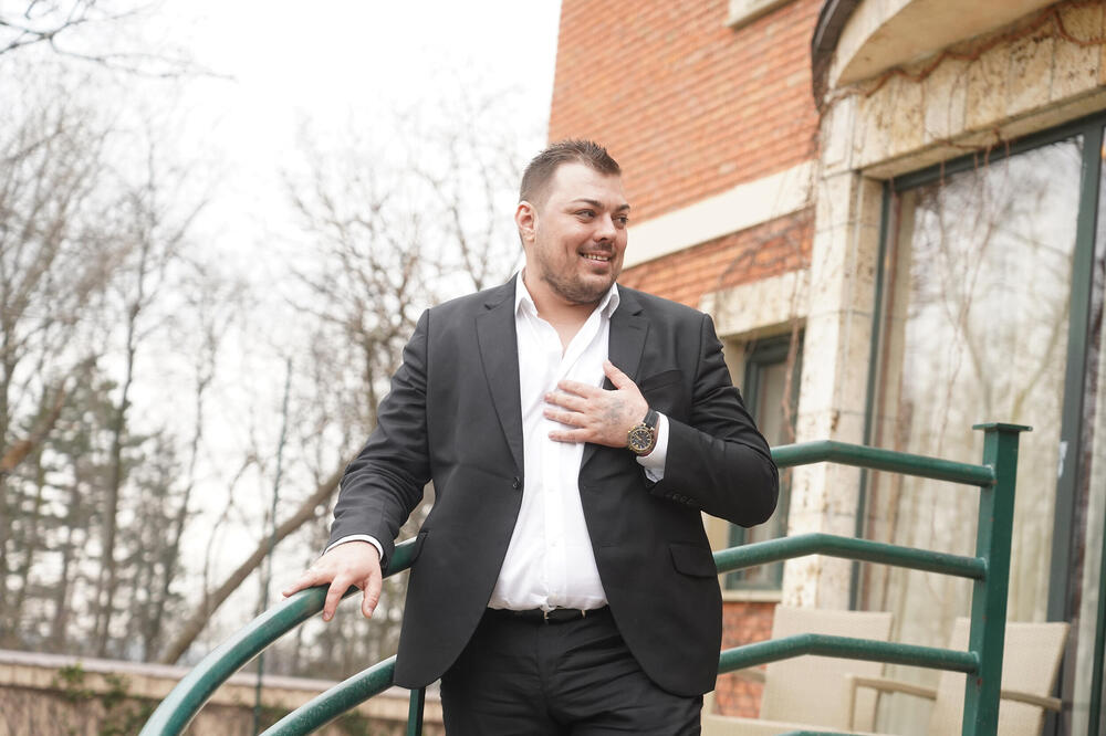 Kako su se oni spojili? Napucana crnka u krilu Slobe Vasića sve zabezeknula: Kako li je žena reagovala na ovo?