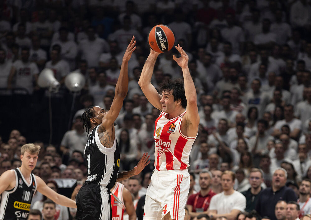 Borba za loptu Kevina Pantera i Miloša Teodosića