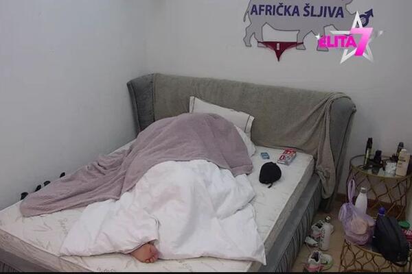 NE MARE NI ZA KAMERE NI ZA UKUĆANE, AKCIJA ZADRMALA KREVET: Nije se LIBILA da bude GLASNA, POZE menjaju kao ČARAPE