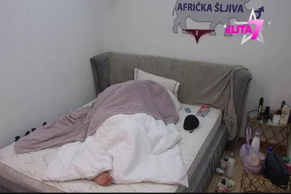 NE MARE NI ZA KAMERE NI ZA UKUĆANE, AKCIJA ZADRMALA KREVET: Nije se LIBILA da bude GLASNA, POZE menjaju kao ČARAPE