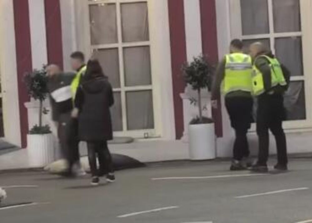 Ša pobeseno jer ga Miona odbija