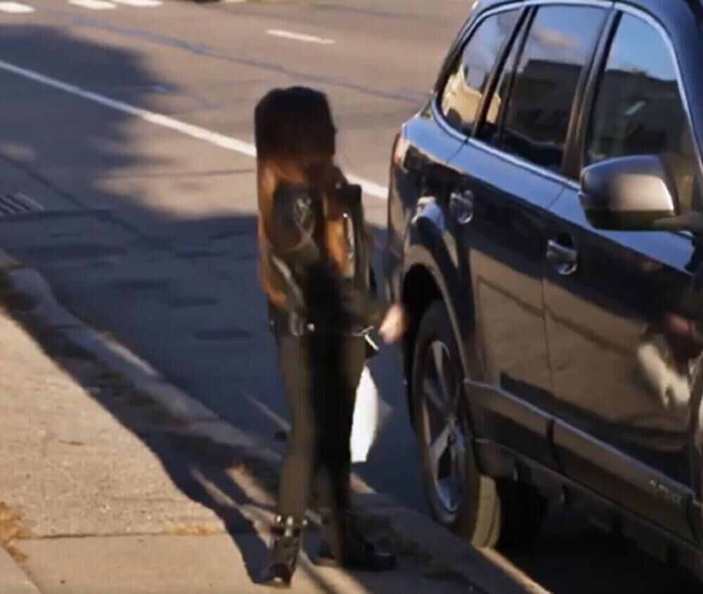 Šona Rejn ispred svog automobila
