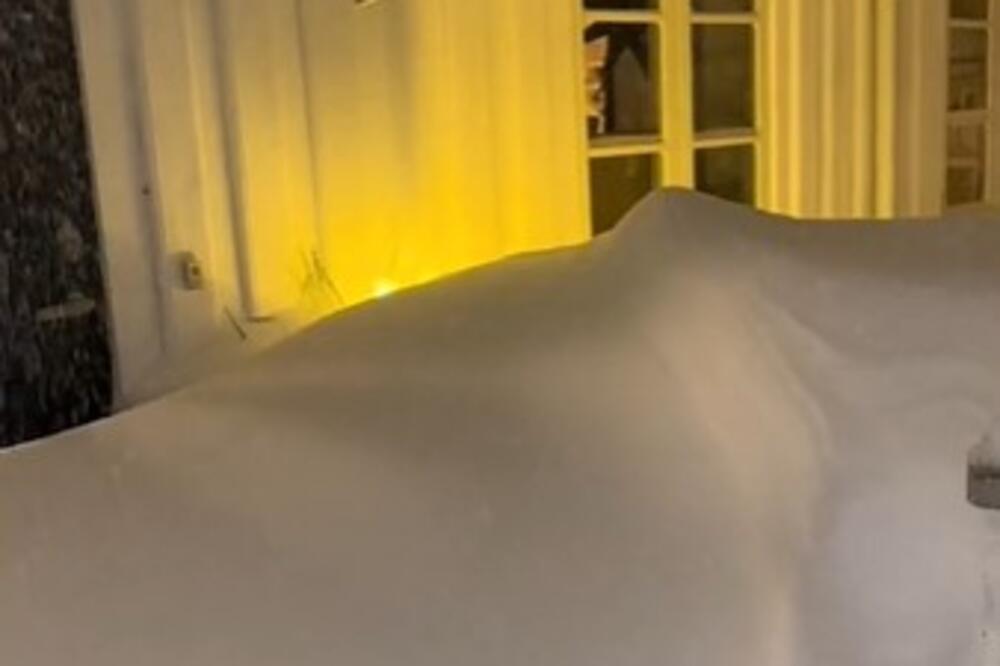 KAKO IZGLEDA KADA MORATE U PRODAVNICU, A KUĆA VAM JE ZATRPANA SNEGOM? Snimci prikazuju SULUDE situacije... (VIDEO)
