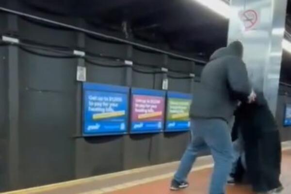 POTUKLI SE NA STANICI, A ONDA JE JEDA PAO NA ŠINE TRENUTAK PRE DOLASKA VOZA! Kamera zabeležila HOROR (UZNEMIRUJUĆE)