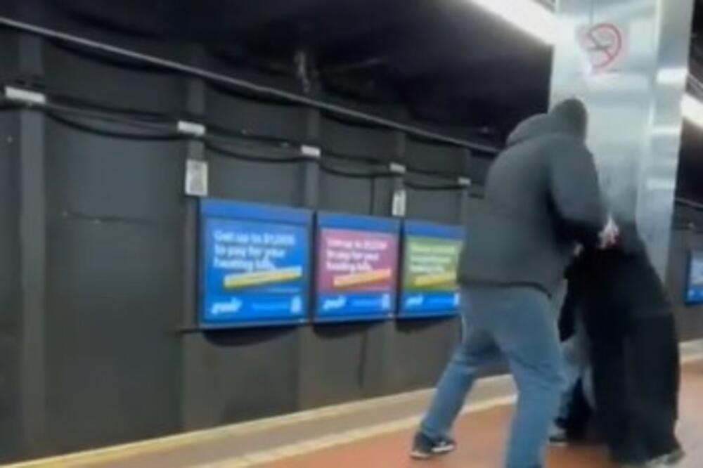 POTUKLI SE NA STANICI, A ONDA JE JEDA PAO NA ŠINE TRENUTAK PRE DOLASKA VOZA! Kamera zabeležila HOROR (UZNEMIRUJUĆE)