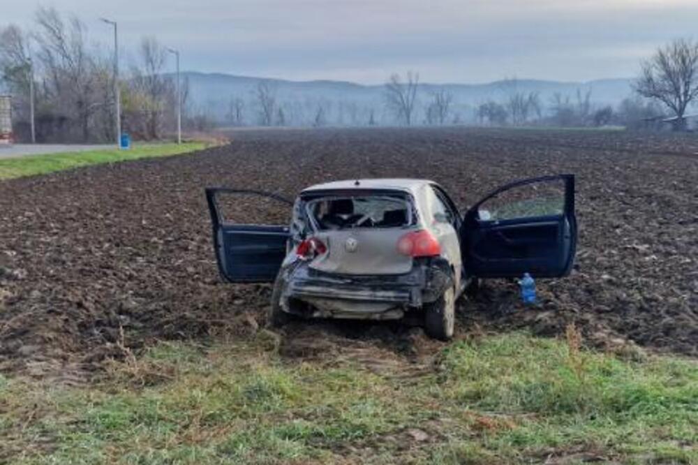 TEŠKA SAOBRAĆAJKA KOD BEGEČA: Sudarili se automobil i autobus, "golf" SLUPAN ZAVRŠIO U NJIVI (FOTO)