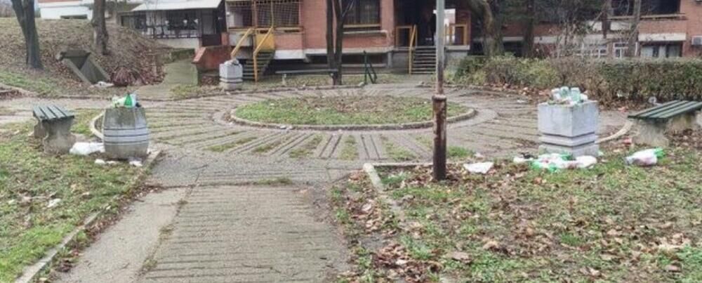 Smeće u dečijem parku