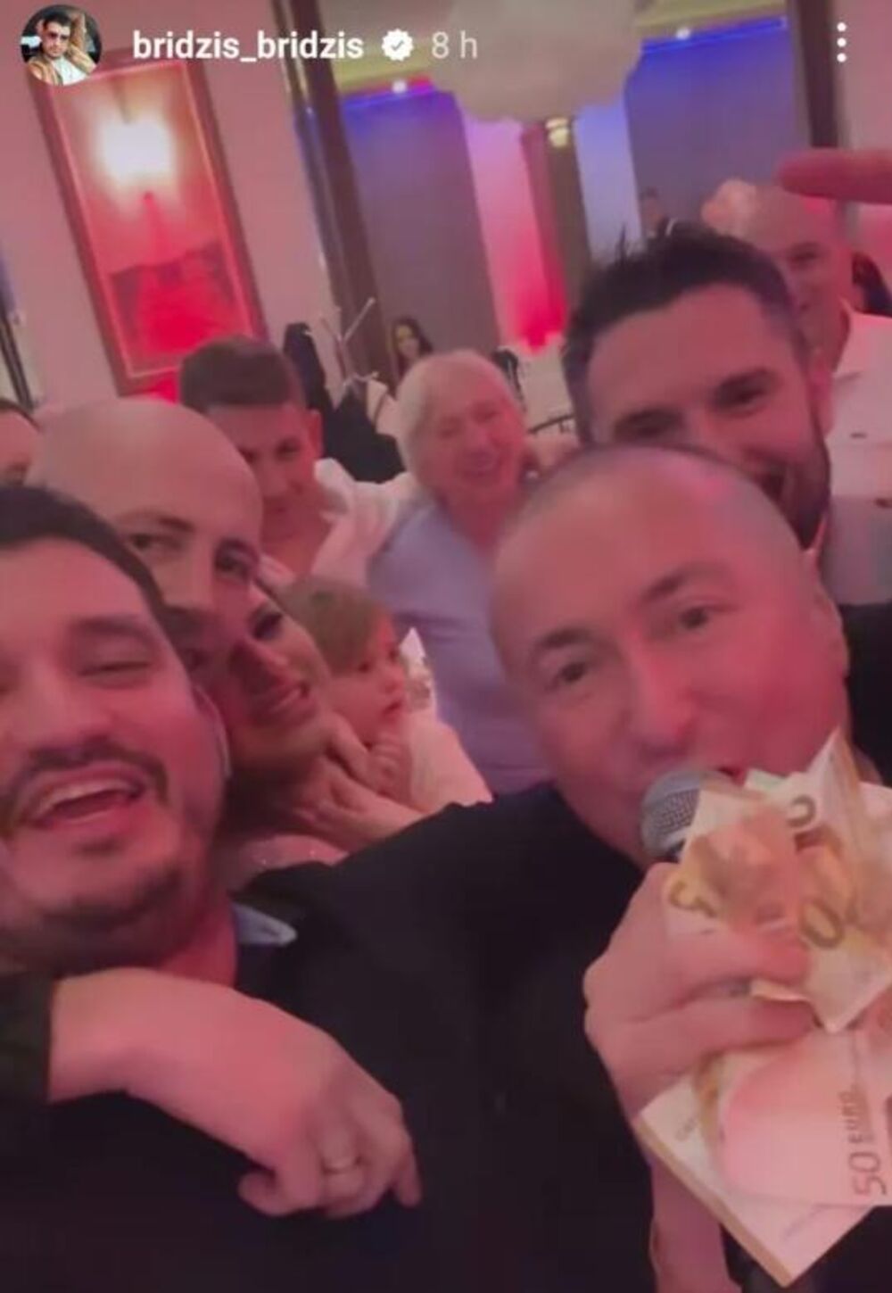 Đaniju pune ruke novčanica