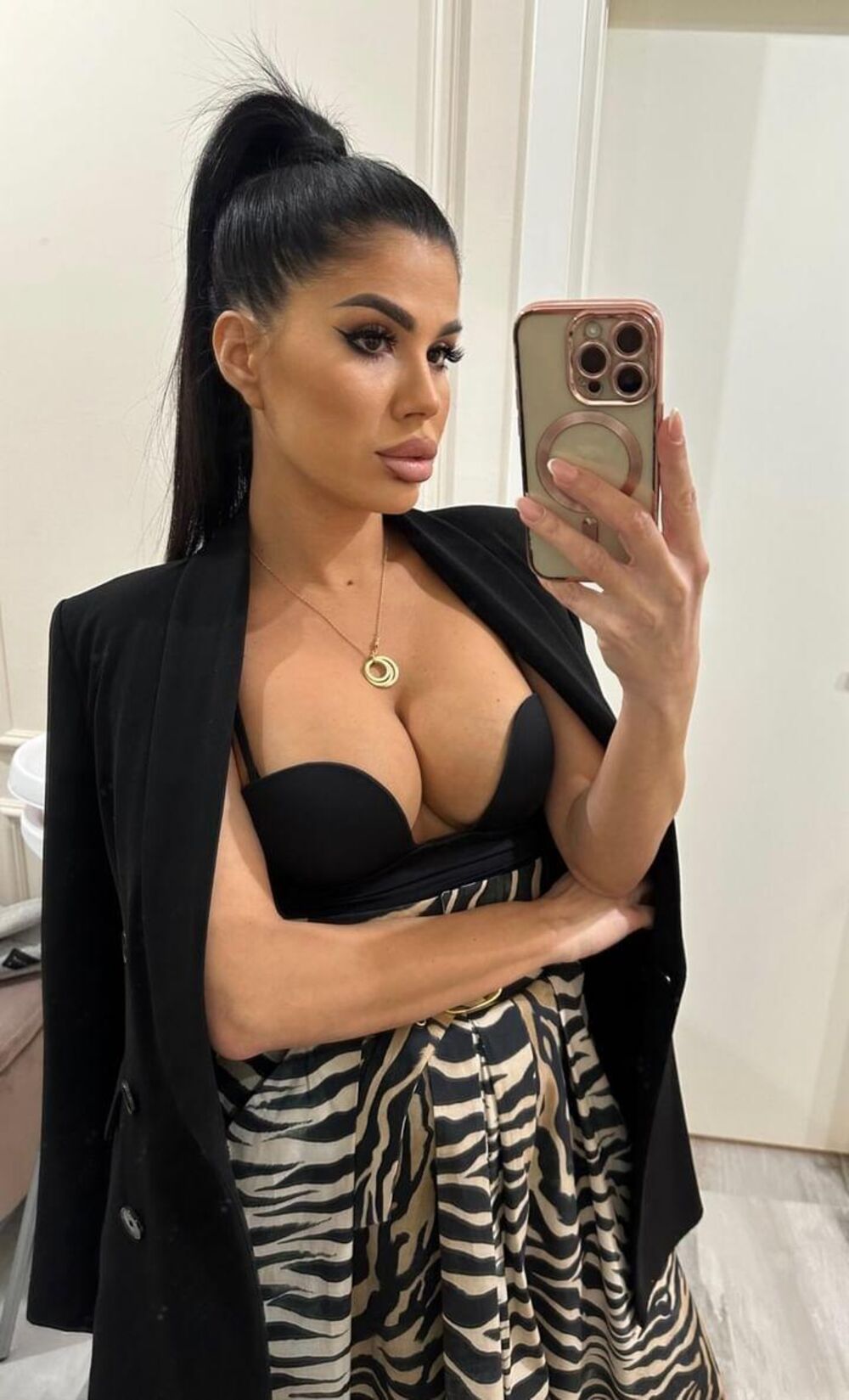 Bivša voditeljka Katarina Kolozeus i folk pevač Ljuba Perućica su nedavno postali roditelji jednog dečaka kome su dali ime Aleksej