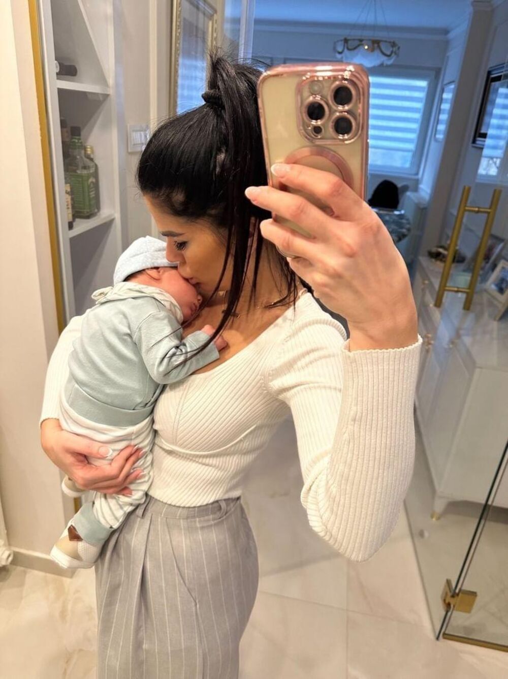 Bivša voditeljka Katarina Kolozeus i folk pevač Ljuba Perućica su nedavno postali roditelji jednog dečaka kome su dali ime Aleksej