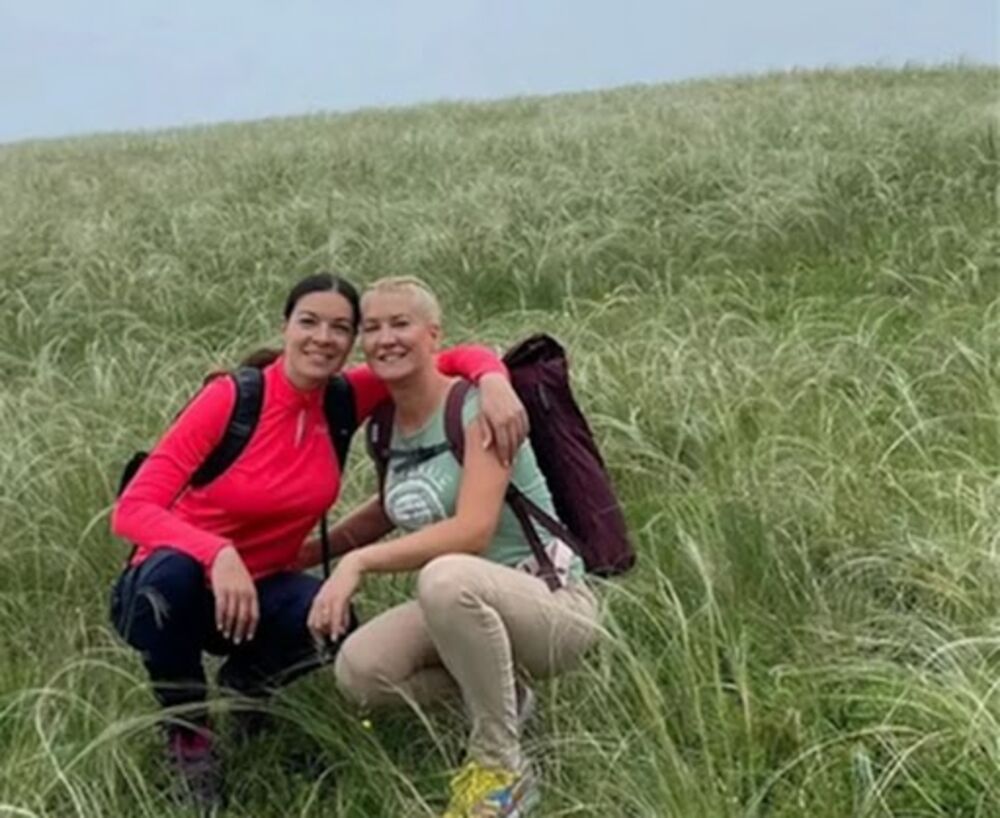 Sanjina sestra ima plavu kosu, te sestre na prvi pogled nemaju puno sličnosti