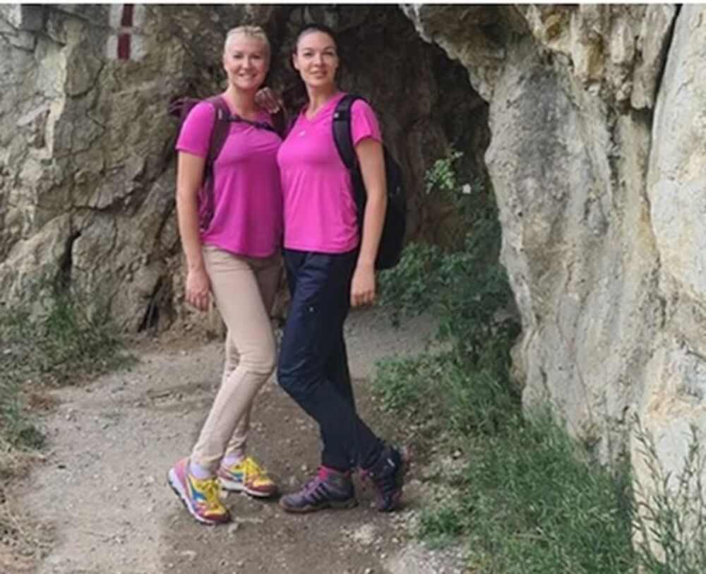 Svojevremeno je sa svojim pratiocima na društvenoj mreži Instagram podelila nekoliko fotografija sa svojom sestrom 