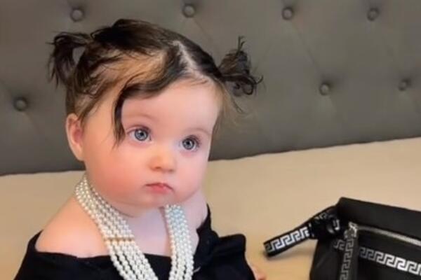 OVA PRESLATKA BEBA JE POSTALA HIT NA MREŽAMA: Malena devojčica ODUŠEVILA SVET, evo i ZBOG ČEGA (VIDEO)