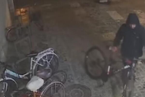 AKO VIDITE OVOG ČOVEKA, ODMAH POZOVITE POLICIJU: Nadzorna KAMERA snimila SRAMAN ČIN (VIDEO)