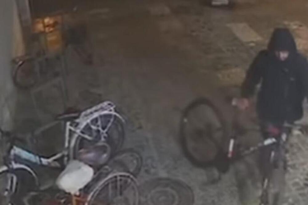 AKO VIDITE OVOG ČOVEKA, ODMAH POZOVITE POLICIJU: Nadzorna KAMERA snimila SRAMAN ČIN (VIDEO)