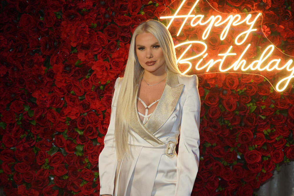 SA 19 GODINA JE DOŠLA U BEOGRAD, MAMA JOJ JE "PREKO": Sanja se za PRAZNIKE uvek seti OVE ŽENE, a onda krenu SUZE