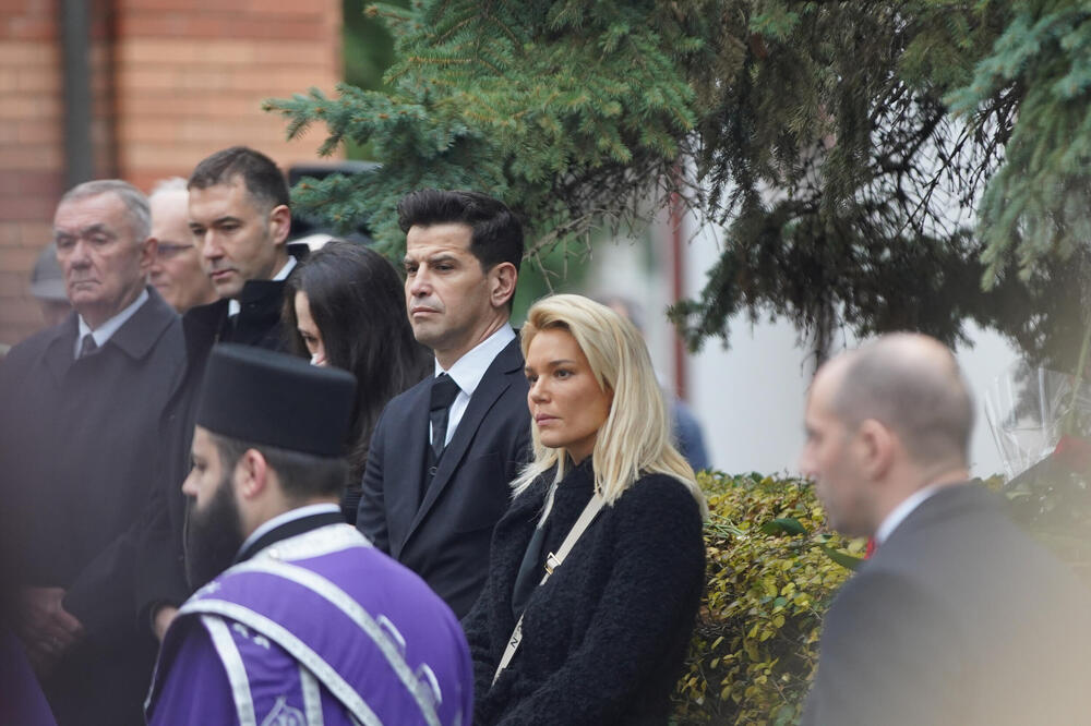 SAHRANJENA AKADEMIKOVA SUPRUGA I MAJKA PEVAČICE LENE KOVAČEVIĆ: Tuga zavladala grobljem, VELIKI GUBITAK