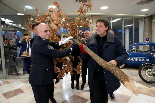 "NEKA SREĆA I RADOST BUDU U VAŠIM SRCIMA": Gašić tradicionalno uneo badnjak u u sedište MUP-a
