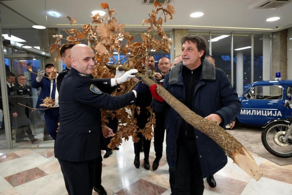 "NEKA SREĆA I RADOST BUDU U VAŠIM SRCIMA": Gašić tradicionalno uneo badnjak u u sedište MUP-a