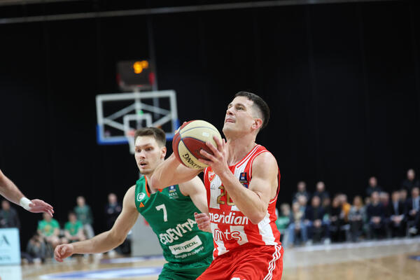 CEDEVITA OLIMPIJA POSLE PARTIZANA NOKAUTIRALA I CRVENU ZVEZDU! "Zmajčeki" slavili sa + 10 (VIDEO/FOTO)