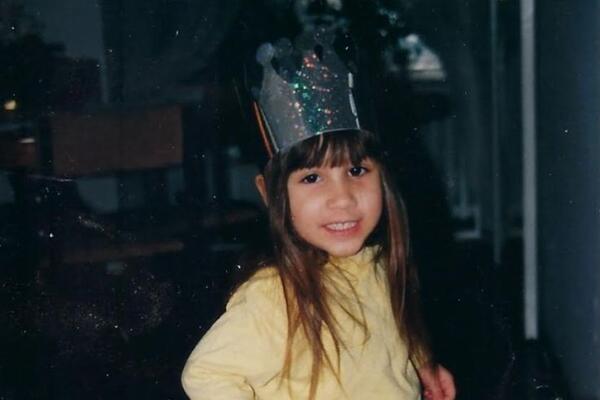 NEVEROVATNO DA JE TO ONA! Danas je popularna pevačica: Da li je prepoznajete?