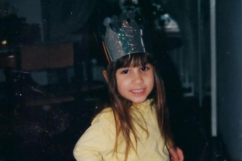 NEVEROVATNO DA JE TO ONA! Danas je popularna pevačica: Da li je prepoznajete?