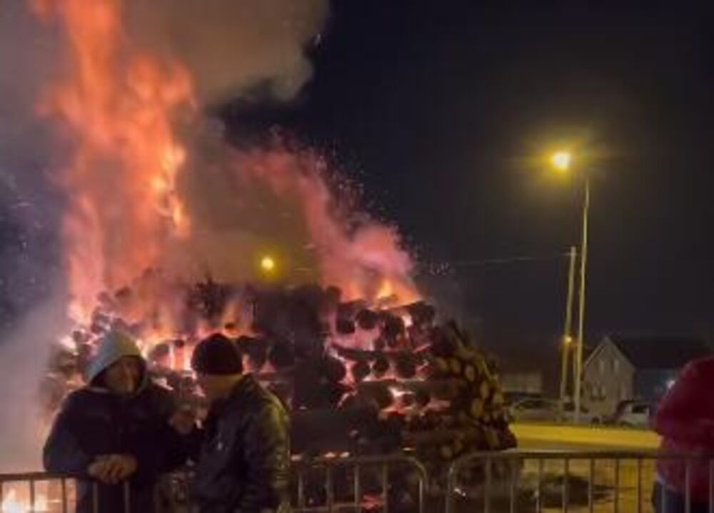 Paljenje badnjaka u Klisi