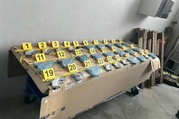 ZAUSTAVILI "AUDI" NA MERDARIMA, KAD SU VIDELI ŠTA PREVOZE OSTALI SU U ŠOKU: Ispod i u SEDIŠTIMA imali su... (FOTO)