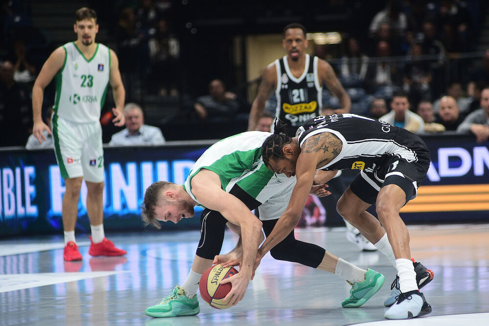 Kevin Panter (desno) na utakmici Partizana i Krke