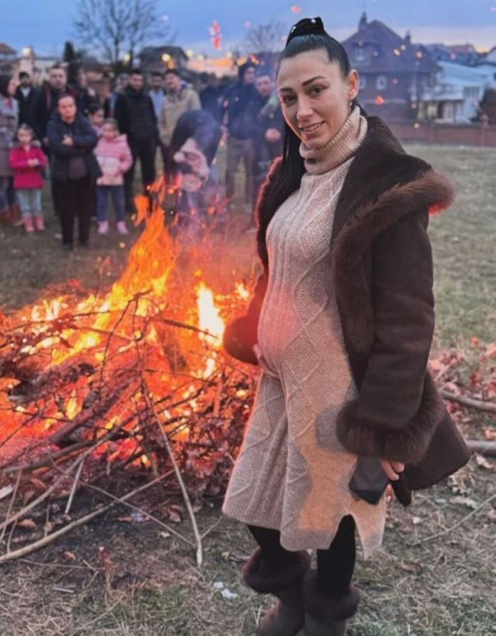 orana je sinoć u crkvi dočekala najradosniji praznik, a fotografijom na kojoj pozira i mazi stomak ovekovečila je ovaj trenutak.