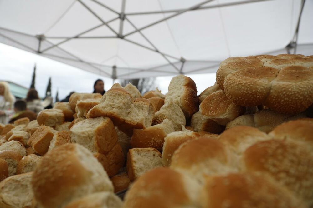 OVAJ SIMPTOM SE JAVLJA TOKOM BOŽIĆNE VEČERE I UKAZUJE NA TEŠKU BOLEST: Ako ga OSETITE dok jedete, znači da...