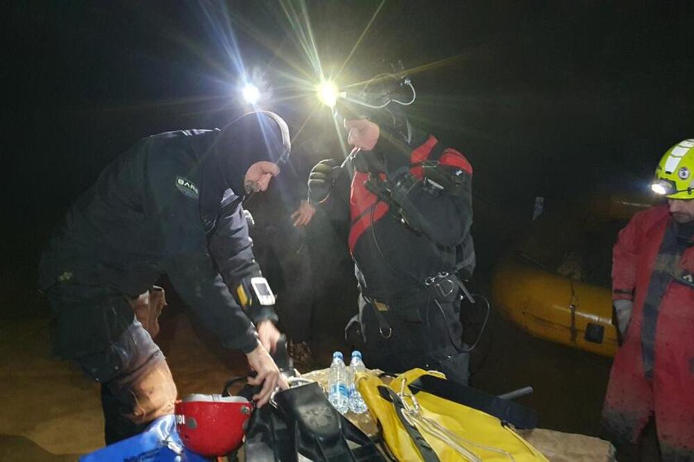 PRVE SLIKE IZ PEĆINE U KOJOJ JE ZAROBLJENO PETORO LJUDI: U toku spasavanje, jedna POJAVA čini situaciju JOŠ TEŽOM