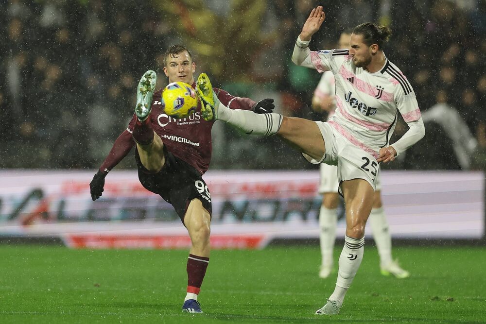 Adrijen Rabio (desno) na utakmici Salernitane i Juventusa
