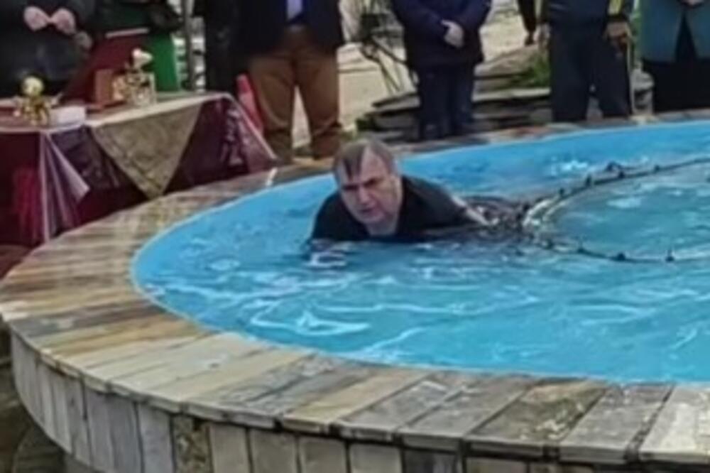SVI SU GLEDALI U OVOG GRKA DOK JE PLIVAO ZA ČASNI KRST: Kada budete videli gde je USKOČIO, neće vam biti dobro