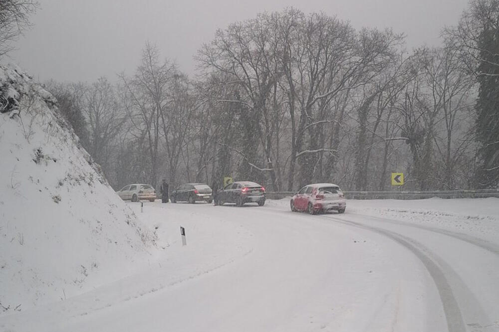OPŠTI HAOS U SRBIJI: Sneg na putevima u skoro SVIM GRADOVIMA, a na granicama se čeka i do ČETIRI sata