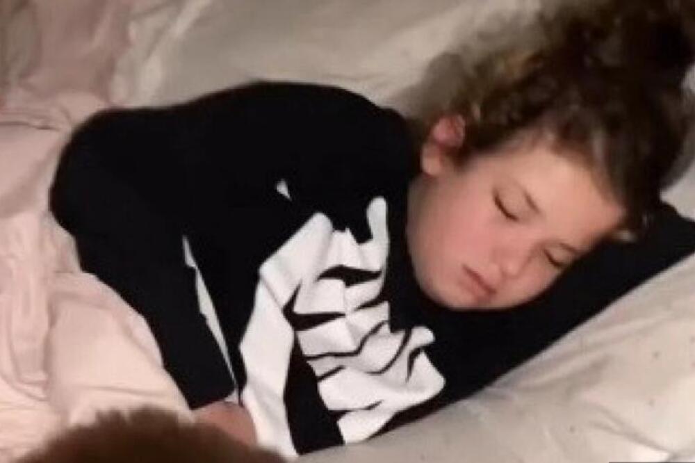 DEVOJČICA JE BEZBRIŽNO SPAVALA, A ONDA SU RODITELJI UŠLI U NJENU SOBU: Briznula je U PLAČ čim je videla šta...