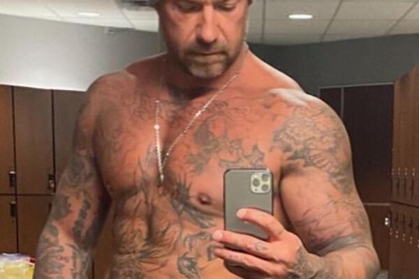 DA LI JE OVO NAJVRELIJI TATICA? Telo kao da ga je VAJAO MIKELANĐELO, tetovaže bude čežnju ŽENSKOM RODU, FRAJERČINA