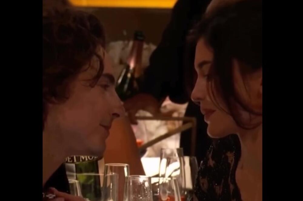 NISU MOGLI DA SE OBUZDAJU, ISPLIVALA INTIMA I TO PRED LJUDIMA: Sočni poljubac o kom SVI BRUJE pojavio se na MREŽAMA