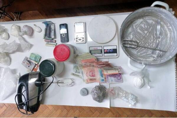 MIKSEROM "MUTILI" DROGU: Uhapšeni dileri u Smederevu, nađena im CELA OPREMA (FOTO)
