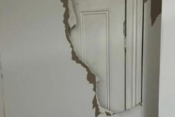 USELILI SU SE U NOVU KUĆU I OTKRILI DA POSTOJE MISTERIOZNA VRATA: Kad su ih otvorili IMALI SU ŠTA I DA VIDE (VIDEO)